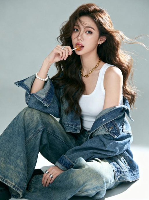 不用相机不用棚!1张自拍就能生成「复古甜酷丹宁大片」 不用相机不用棚!1张自拍就能生成「复古甜酷丹宁大片」