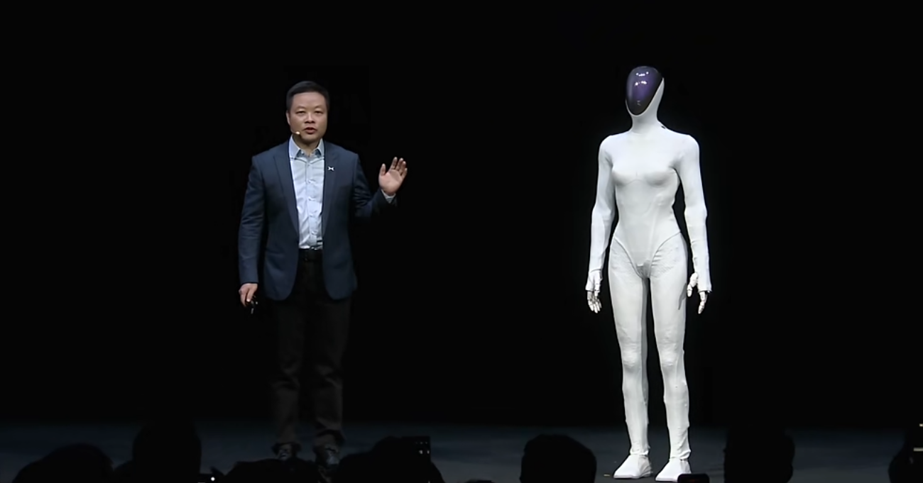 仿生度拉满引发全球“真人疑云”：小鹏IRON机器人的技术突破与商业野心